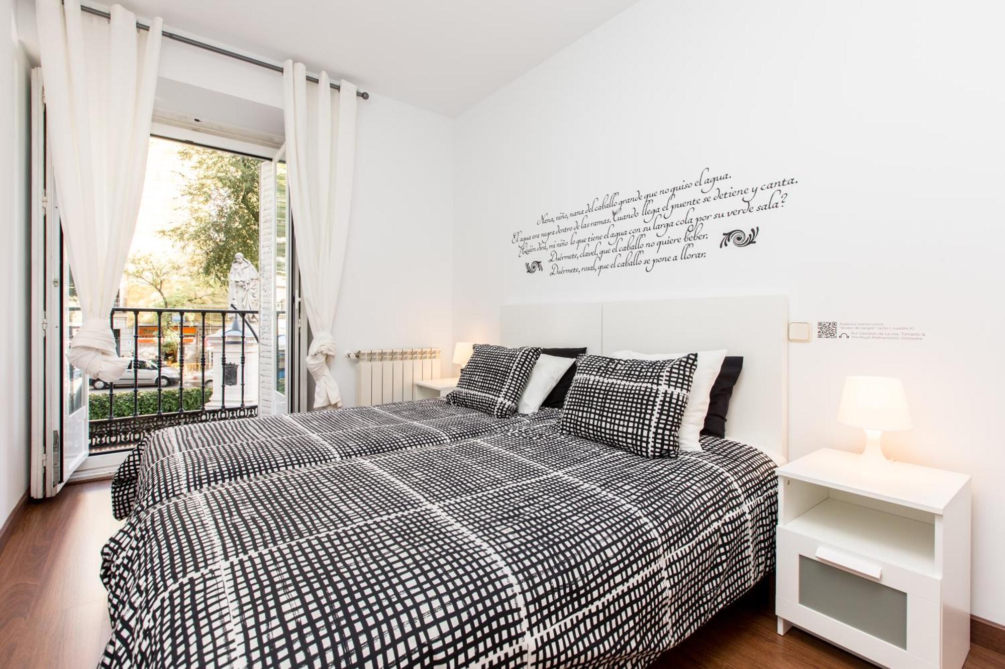 Bookinmadrid Com - Puerta Del Sol Apartment